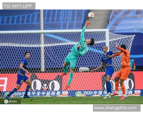 中国足球明星守门员精彩集锦全纪录 展现顶级反应与扑救技巧